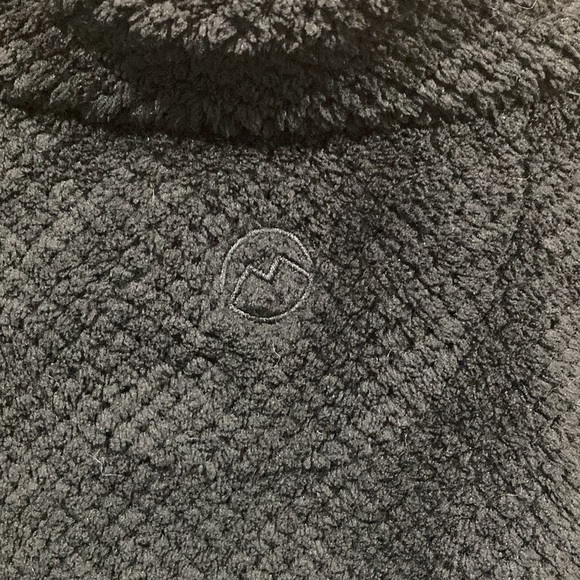 Woman’s Magellan Outdoors Black Pull Over - Picture 6 of 8